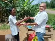 Komunitas Romi Hariyanto Salurkan Bantuan Sembako Komunitas Pengagum Romi Hariyanto (KPRH) salurkan bantuan sembako di Kebon Sembilan, Kabupaten Muaro Jambi.