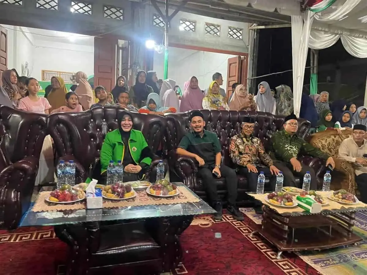 Antusias Warga Sambut Ibu Hj.Illiza , 4000 Beasiswa Akan di Alokasikan untuk Anak di Nagan Raya Antusias Warga Sambut Ibu Hj.Illiza , 4000 Beasiswa Akan di Alokasikan untuk Anak di Nagan Raya