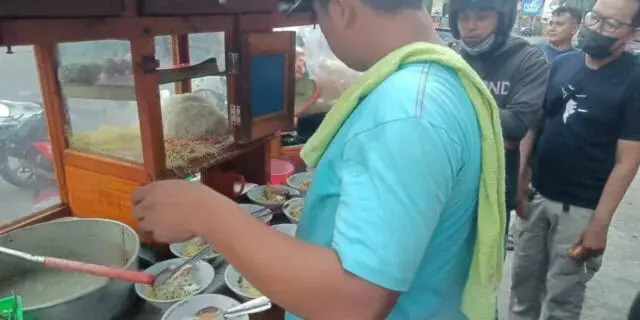 Bakso racikan Mas No laris manis pembeli. Bakso racikan Mas No laris manis pembeli.