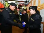 Naik Kapal Selam KRI Alugoro-405, Puan Terima Brevet Kehormatan TNI AL Ketua DPR RI Puan Maharani menerima brevet kehormatan Hiu Kencana dari TNI AL (Angkatan Laut).