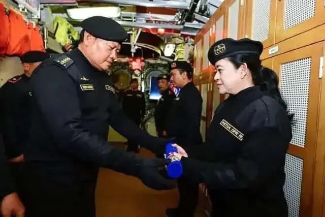 Ketua DPR RI Puan Maharani menerima brevet kehormatan Hiu Kencana dari TNI AL (Angkatan Laut). Ketua DPR RI Puan Maharani menerima brevet kehormatan Hiu Kencana dari TNI AL (Angkatan Laut).