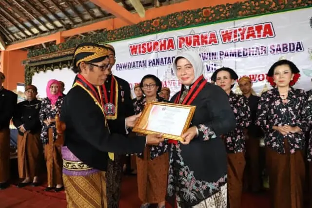 Permadani Mewisuda 28 Siswanya, Wabup Sebagai Wisuda Kinurmatan Permadani Mewisuda 28 Siswanya, Wabup Sebagai Wisuda Kinurmatan