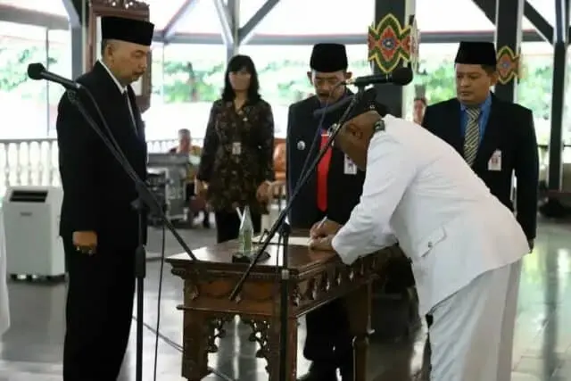 Kades Curug Hasil Pilkades Antar Waktu Dilantik, Bupati Tidak Ingin Ada Kades Berurusan Dengan Penegak Hukum Kades Curug Hasil Pilkades Antar Waktu Dilantik, Bupati Tidak Ingin Ada Kades Berurusan Dengan Penegak Hukum