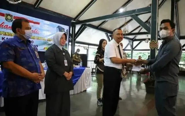Bupati Serahkan Ganti Rugi Tanah Untuk Pelebaran Jalan Desa Karangrejo Bupati Serahkan Ganti Rugi Tanah Untuk Pelebaran Jalan Desa Karangrejo