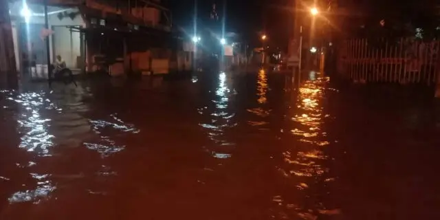 Banjir parah terjadi di Jalan Orang Kayo Hitam, Talang Banjar, Kecamatan Jambi Timur, Kota Jambi.