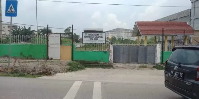 IMG-20221217-WA0002 Beginilah kondisi sekarang sudah rata dengan tanah Gedung Graha Lansia Kota Jambi. Poto diambil, Sabtu (17/12-2022).