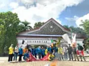 Solidaritas Mahasiswa Jambi Gelar Aksi Dukung Mogok Makan Mahasiswa dan Masyarakat Sumbawa Barat Solidaritas Mahasiwa Jambi gelar aksi, Senin (19/12-2022). poto/pelita.co/ist