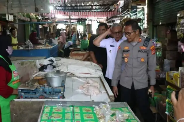Jelang Nataru, Kapolres Bersama Bupati Kuningan Monitoring Harga Dan Ketersediaan Stok Bahan Pokok Jelang Nataru, Kapolres Bersama Bupati Kuningan Monitoring Harga Dan Ketersediaan Stok Bahan Pokok