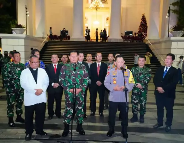 Tinjau Gereja di Malam Natal, Kapolri Pastikan TNI-Polri Beri Rasa Aman Sepanjang Nataru Tinjau Gereja di Malam Natal, Kapolri Pastikan TNI-Polri Beri Rasa Aman Sepanjang Nataru