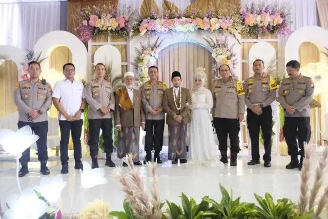 Kapolda Banten Hadiri Pernikahan Putri Abuya Muhtadi Dimiyati Kapolda Banten Hadiri Pernikahan Putri Abuya Muhtadi Dimiyati