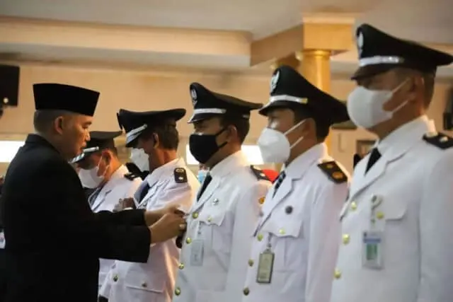 Penghujung Tahun Bupati Lantik dr Tolkha Amaruddin Sebagai Dirktur RSUD dr Tjitrowardojo dan Kukuhkan 28 Pejabat Struktural Penghujung Tahun Bupati Lantik dr Tolkha Amaruddin Sebagai Dirktur RSUD dr Tjitrowardojo dan Kukuhkan 28 Pejabat Struktural