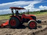 Demo Tracktor MU Di Wilayah Pesisir Selatan Menjadi Harapan Petani Diawal Tahun