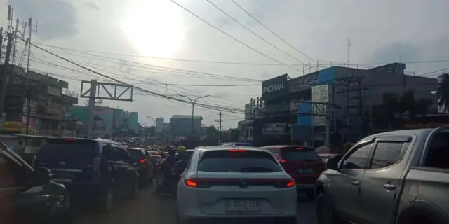 IMG-20230101-WA0013 Macet total ruas jalan Sipin, Kota Jambi hari pertama tahun baru 2023, Minggu (1/1-2023).