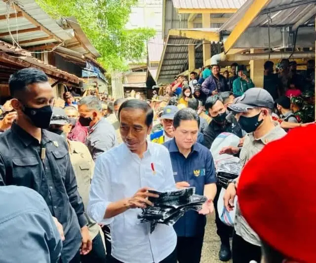 IMG-20230105-WA0087 Presiden Joko Widodo saat meninjau aktivitas perekonomian di Pasar Bunda Sri Mersing, Kota Duma,(dok ist)
