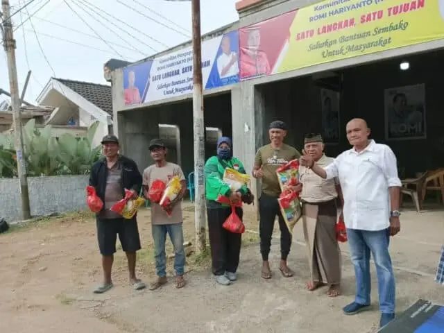 IMG-20230107-WA0167 Warga penerima bantuan sembako yang disalurkan Komunitas Pengagum Romi Hariyanto (KPRH), Sabtu (7/1-2023).