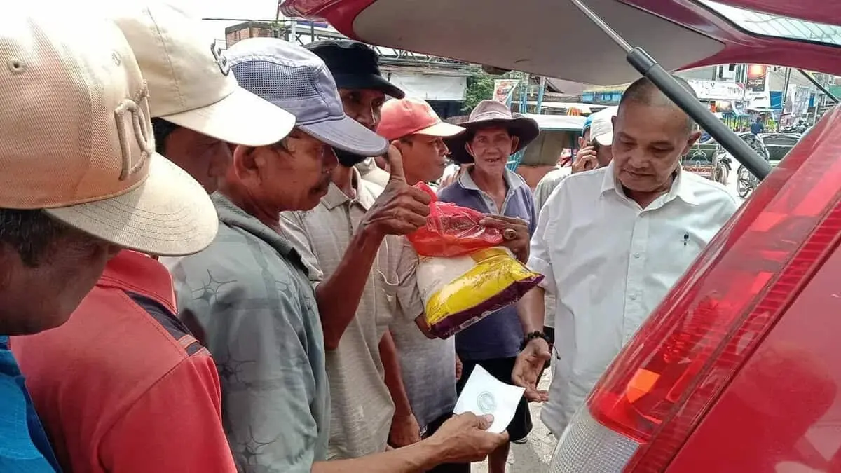 KPRH Bagikan Sembako Ratusan Penarik Becak dan Ojek di Kuala Tungkal KPRH Bagikan Sembako Ratusan Penarik Becak dan Ojek di Kuala Tungkal