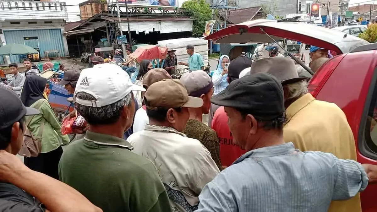 Ratusan Tukang Becak di Kuala Tungkal Terus Do’akan Romi Hariyanto Ratusan Tukang Becak di Kuala Tungkal Terus Do’akan Romi Hariyanto