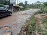 Rusak Parah Jalan Alternatif Kenali Asam Atas Beginilah kondisi jalan alternatif Kenali Asam Atas yang kerusakannya seperti abai dilakukan perbaikan. .