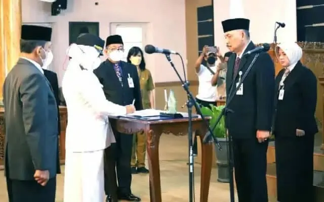 Kekosongan Jabatan Bupati Lantik 7 Pejabat Administrator dan 2 Pejabat Pengawas Kekosongan Jabatan Bupati Lantik 7 Pejabat Administrator dan 2 Pejabat Pengawas