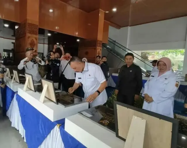 Dipusatkan Dihalaman Gedung DPRD Purworejo, Bupati Resmikan 113 Paket Proyek Tahun 2022 Dipusatkan Dihalaman Gedung DPRD Purworejo, Bupati Resmikan 113 Paket Proyek Tahun 2022