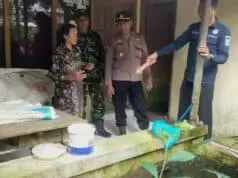 Tega! Bayi Ditelantarkan di Teras Rumah Warga Desa Banjarejo Puring, Kebumen Tega! Bayi Ditelantarkan di Teras Rumah Warga Desa Banjarejo Puring, Kebumen