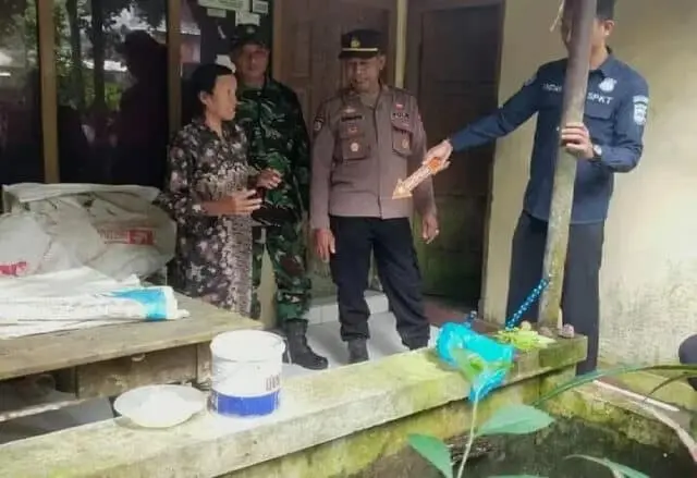 Tega! Bayi Ditelantarkan di Teras Rumah Warga Desa Banjarejo Puring, Kebumen Tega! Bayi Ditelantarkan di Teras Rumah Warga Desa Banjarejo Puring, Kebumen