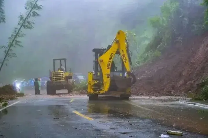Wabup Heri Ngabut Pantau Langsung Proses Pembersihan Material Longsor Dari Badan Jalan Ruteng Reo Wabup Heri Ngabut Pantau Langsung Proses Pembersihan Material Longsor Dari Badan Jalan Ruteng Reo