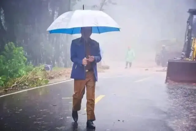 Wabup Heri Ngabut Pantau Langsung Proses Pembersihan Material Longsor Dari Badan Jalan Ruteng Reo Wabup Heri Ngabut Pantau Langsung Proses Pembersihan Material Longsor Dari Badan Jalan Ruteng Reo