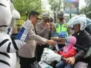 Kapolres Kebumen Bagikan Bingkisan kepada Warga yang Tertib Saat Operasi Keselamatan Candi