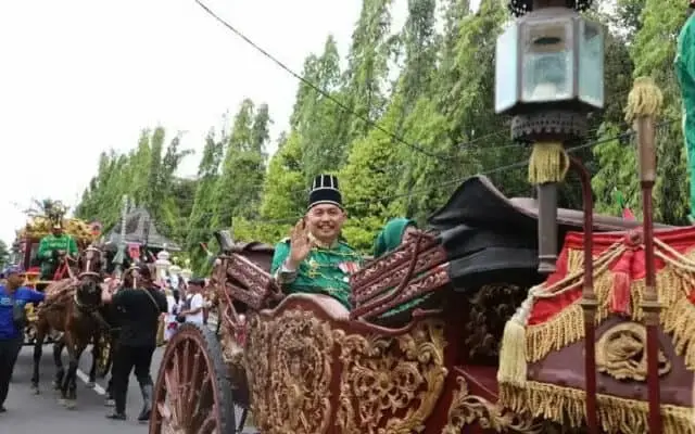 Iring- iringan Kereta dan Kuda Meriahkan Kirab Bregada di Hari Jadi Ke 192 Kabupaten Purworejo Iring- iringan Kereta dan Kuda Meriahkan Kirab Bregada di Hari Jadi Ke 192 Kabupaten Purworejo