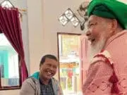 Banyak Pertanyaan, Siapa Wakil Romi Haryanto di Pilgub Jambi 2024 Tampak sikap hormatnya Romi Hariyanto saat menjumpai salah satu tokoh agama di Jambi belum lama ini.