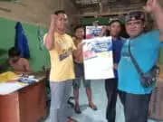 Pedagang Komitmen Menangkan Romi Hariyanto di Pilgub Jambi 2024 Rusli (kiri) saat membagikan kalender 2023 kepada para pedagang di Pasar Talang Gulo, Kota Jambi.