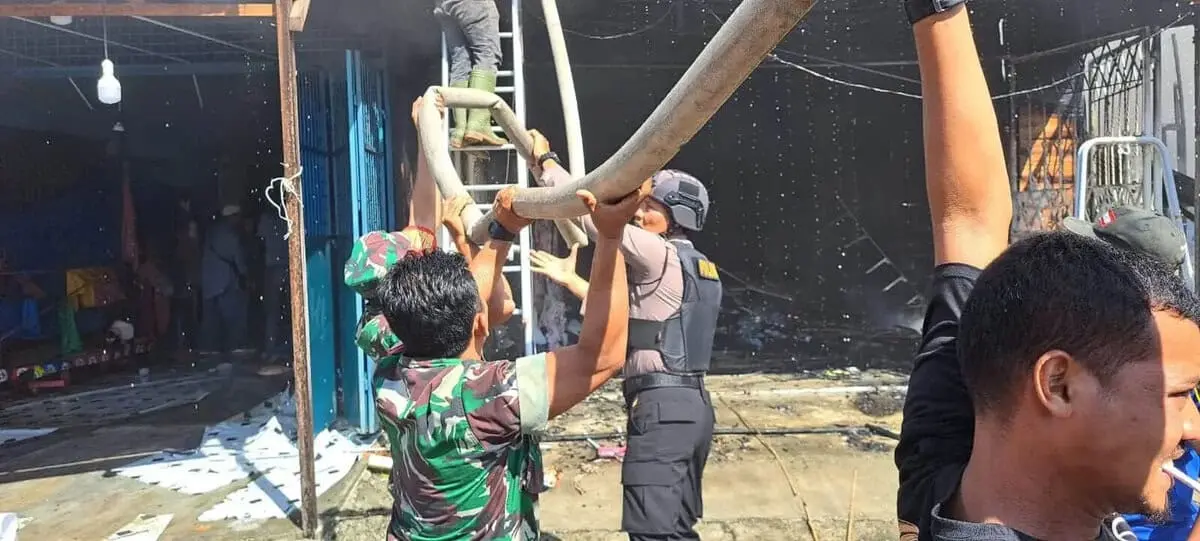 Tiga Bangunan Ruko di Bumi Teuku Umar Hangus Terbakar Tiga Bangunan Ruko di Bumi Teuku Umar Hangus Terbakar