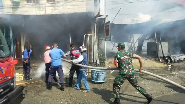 Tiga Bangunan Ruko di Bumi Teuku Umar Hangus Terbakar Tiga Bangunan Ruko di Bumi Teuku Umar Hangus Terbakar