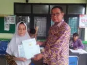 Pemdes Kayu Bongkok dan BPN Serahkan 105 Sertifikat PTSL Kepada Masyarakat Pemdes Kayu Bongkok dan BPN Serahkan 105 Sertifikat PTSL Pada Masyarakat