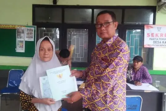 Pemdes Kayu Bongkok dan BPN Serahkan 105 Sertifikat PTSL Kepada Masyarakat