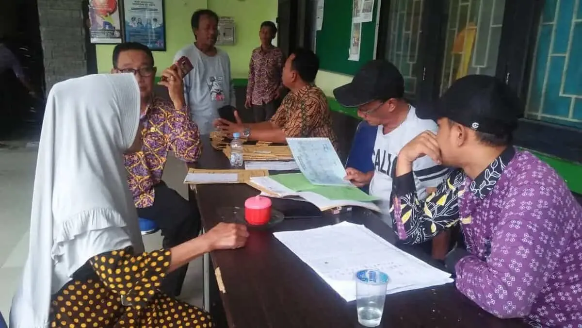 Pemdes Kayu Bongkok dan BPN Serahkan 105 Sertifikat PTSL Kepada Masyarakat Pemdes Kayu Bongkok dan BPN Serahkan 105 Sertifikat PTSL Kepada Masyarakat