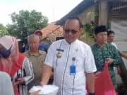 Tinjau Lokasi Banjir, Camat Pakuhaji Bagikan Nasi Kotak Tinjau Lokasi Banjir, Camat Pakuhaji Bagikan Nasi Kotak