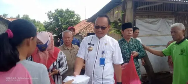 Tinjau Lokasi Banjir, Camat Pakuhaji Bagikan Nasi Kotak Tinjau Lokasi Banjir, Camat Pakuhaji Bagikan Nasi Kotak