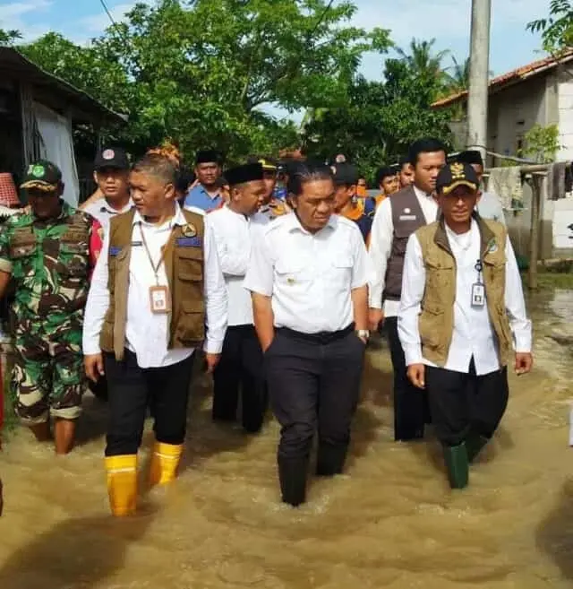 Camat Teluknaga Dampingi PJ Gubernur Banten Tinjau Lokasi Banjir di Tanjung Burung Camat Teluknaga Dampingi PJ Gubernur Banten Tinjau Lokasi Banjir di Tanjung Burung