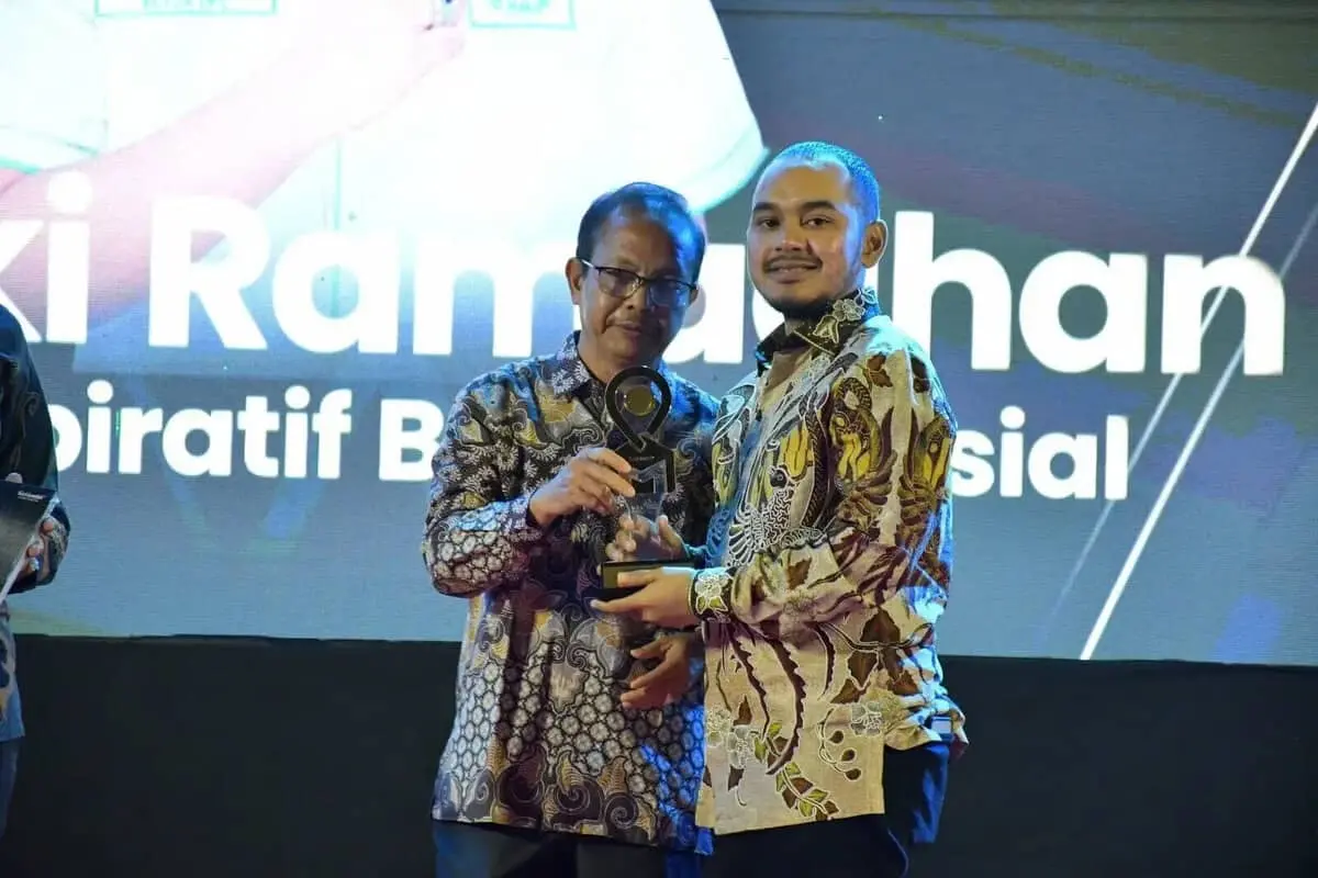 Mohd Riski Ramadhan Terima Penghargaan Sosok Inspiratif Berjiwa Sosial Mohd Riski Ramadhan Terima Penghargaan Sosok Inspiratif Berjiwa Sosial