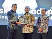 Mohd Riski Ramadhan Terima Penghargaan Sosok Inspiratif Berjiwa Sosial Mohd Riski Ramadhan Terima Penghargaan Sosok Inspiratif Berjiwa Sosial