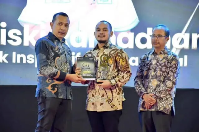 Mohd Riski Ramadhan Terima Penghargaan Sosok Inspiratif Berjiwa Sosial Mohd Riski Ramadhan Terima Penghargaan Sosok Inspiratif Berjiwa Sosial