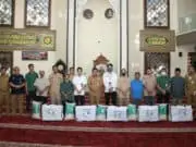 Sekjen Kemendagri Salurkan Bantuan Paket Pangan Ramadhan dari Raja Salman