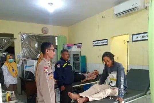 Berikan Pertolongan, Anggota Polsek Cidahu Bantu Korban Lakalantas Berikan Pertolongan, Anggota Polsek Cidahu Bantu Korban Lakalantas