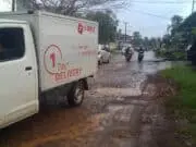 Menghadapi Tahun Politik, Kerusakan Ruas Jalan di Kota Jambi Terus Meluas Lihat jalan rusak di Jalan Roni Sanis, Kebon Kopi, poto ini diambil, Kamis (30/3-2023).