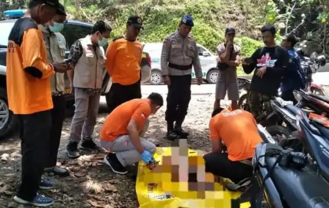 Mayat Laki-laki Berjenggot Ditemukan Mengapung di Tengah Lautan Kebumen Mayat Laki-laki Berjenggot Ditemukan Mengapung di Tengah Lautan Kebumen