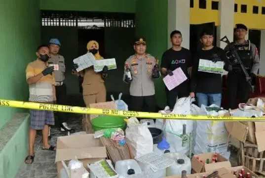 Polres Kebumen Berhasil Grebek Pabrik Miras Palsu Polres Kebumen Berhasil Grebek Pabrik Miras Palsu