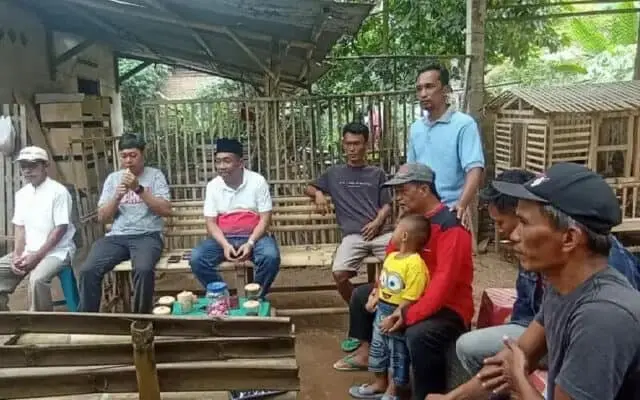 Pengusaha Tavel Umroh Berikan Bantuan Bibit Ayam 800 Ekor di Desa Gondanglegi Dan Ambalkeprek Pengusaha Tavel Umroh Berikan Bantuan Bibit Ayam 800 Ekor di Desa Gondanglegi Dan Ambalkeprek