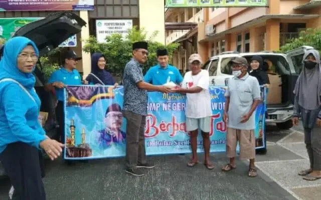 Akustik SMP N 4 Purworejo tampil di acara Romatik Romadhan dan Bagi Takjil di Alun-alun Purworejo Akustik SMP N 4 Purworejo tampil di acara Romatik Romadhan dan Bagi Takjil di Alun-alun Purworejo